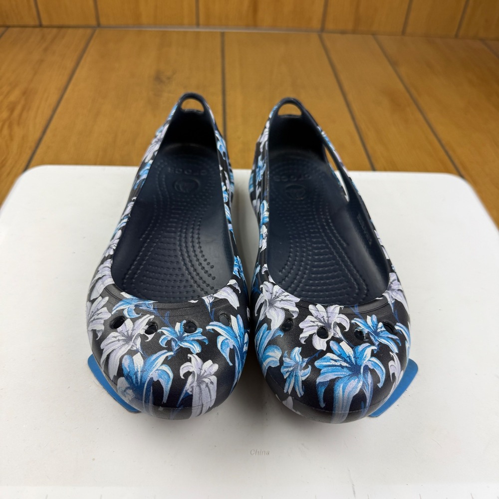 Crocs Kadee Floral Flats Navy Blue White Lily Print Slip On Shoes Womens 7 - Picture 3 of 15